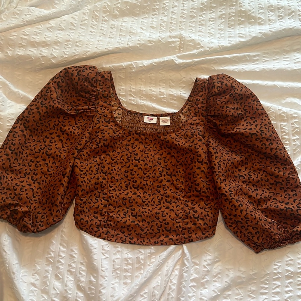 LEVI’S cheetah puff sleeved cropped shirt